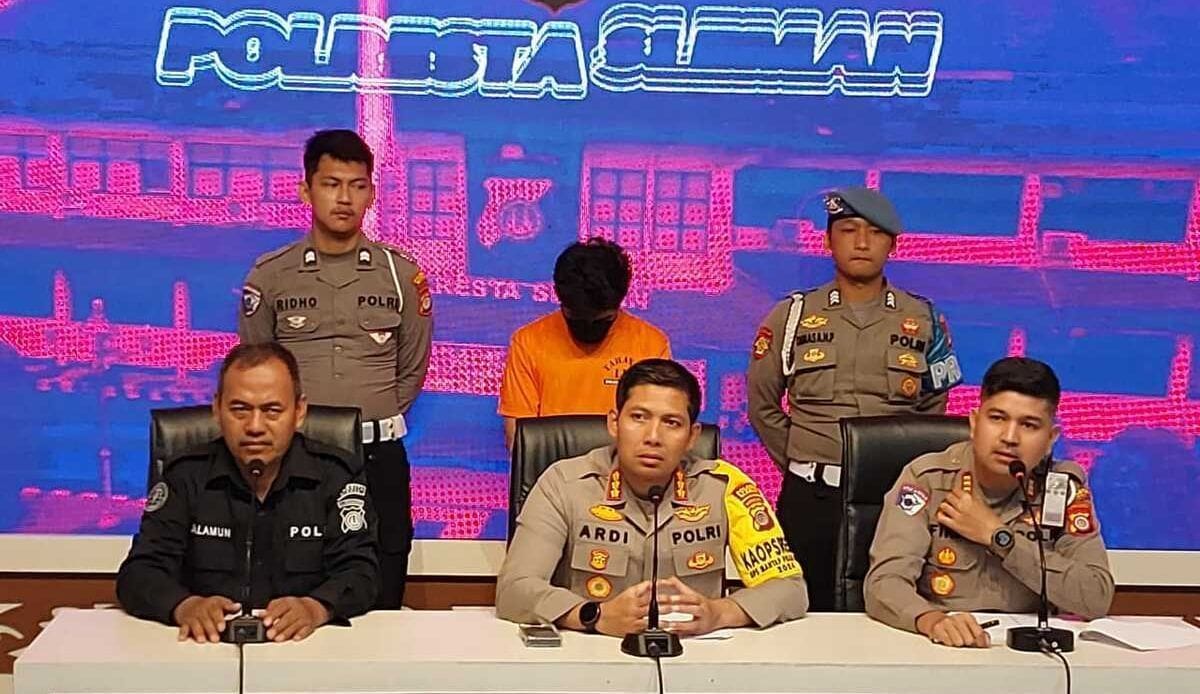 Pelaku tabrak lari berinisial MA (20) mahasiswa warga Sulawesi Tengah saat dihadirkan dalam jumpa pers di Polresta Sleman.(KOMPAS.COM/YUSTINUS WIJAYA KUSUMA)