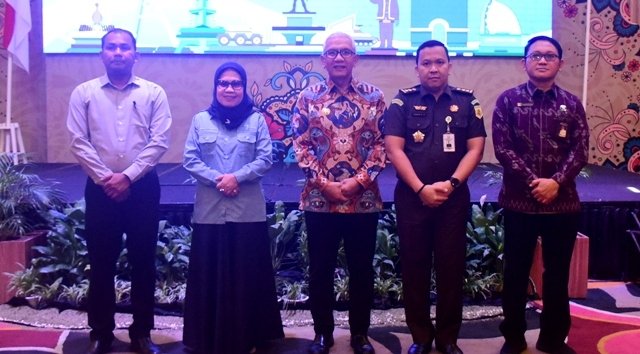 Foto bersama para narasumber dengan Pj. Gubernur Gorontalo, Rudy Salahuddin (tengah), pada Rakorwasda di Hotel Aston, Kota Gorontalo, Selasa (12/11/2024). (Foto : Haris)