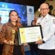 Pj Gubernur Gorontalo Rudy Salahuddin saat memberikan piagam penghargaan Siddhakarya kepada salah satu perusahaan yang dinilai berhasil menciptakan karya unggul dan berkualitas tinggi di Provinsi Gorontalo, di Oceana Resto and Resort, Rabu (13/11/2024). (Foto – Nova Diskominfotik)