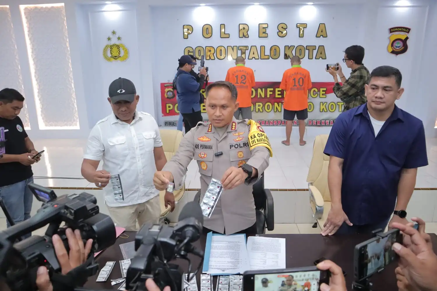 Kapolresta Gorontalo Kota, Kombes Pol. Dr. Ade Permana Gelar Press Conference Kasus Peredaran Obat Terlarang (Foto: Istimewa)