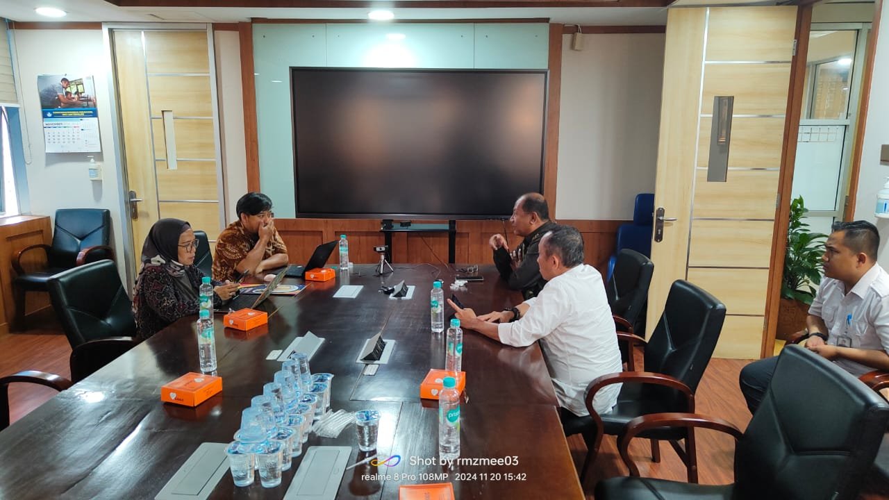 Sekretaris Daerah Sofian Ibrahim bersama Kadisdik saat menemui pihak Direktorat Guru dan Tenaga Kependidikan, Kementrian Pendidikan Dasar dan Menengah RI, beberapa waktu lalu.