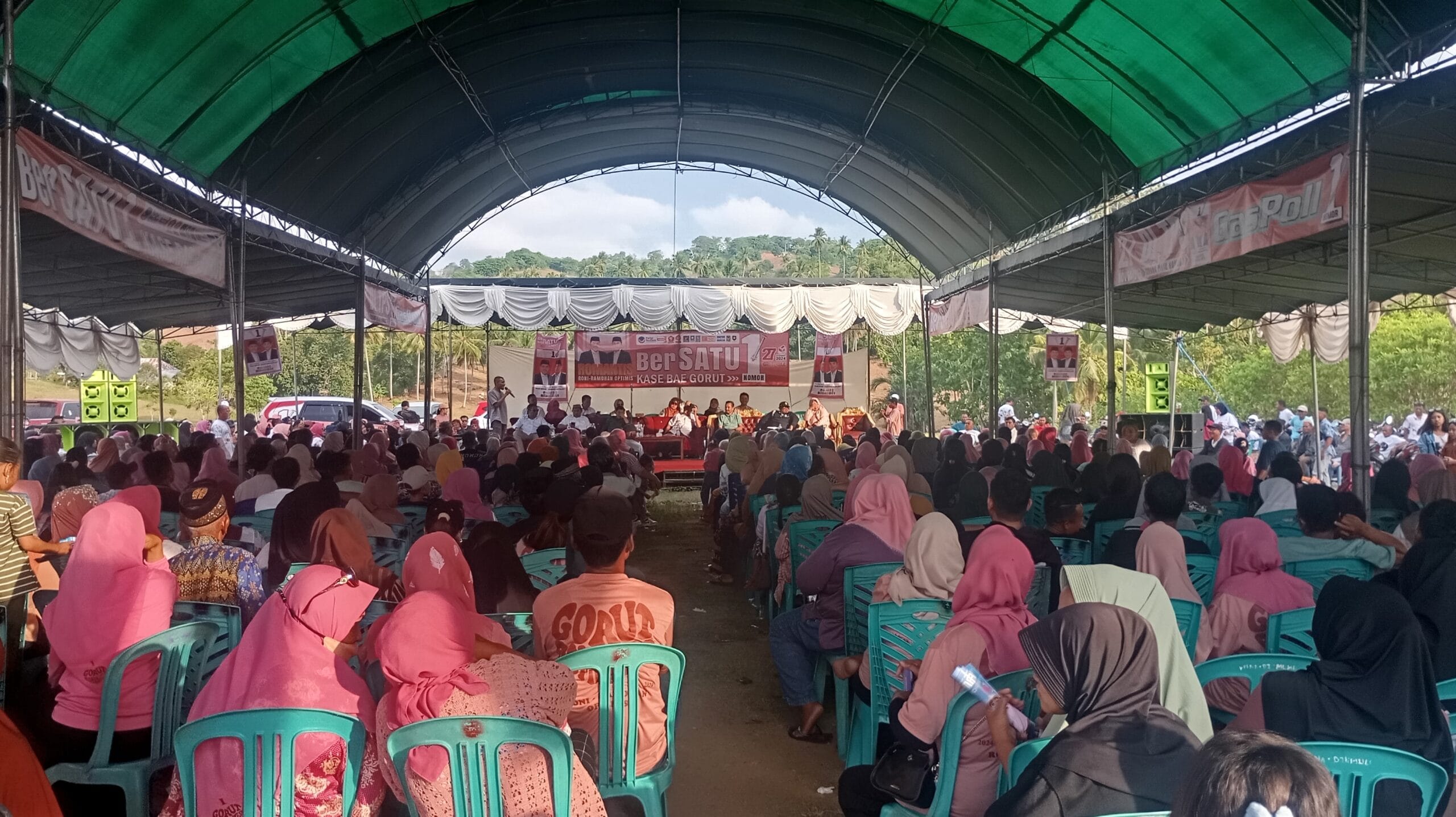 Suasana kampanye dialogis pasangan Romatis di Desa Pontolo, Kecamatan Kwandang. Rabu (6-11). (Foto: Redaksi Gotimes.id)