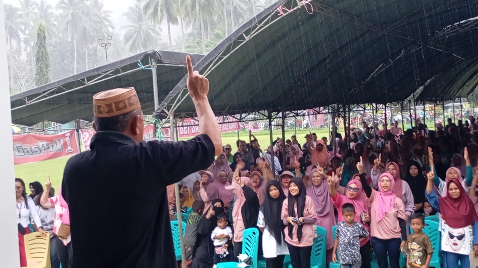 Mantan Camat Gentuma, Ahmad Dailmalowa, secara terbuka menyampaikan dukungannya kepada pasangan Romantis, di Desa Ipilo, Kecamatan Gentuma. Senin (18-11). (Foto: Gotimes.id)