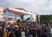 Lapangan Posso Jadi Saksi Lautan Cinta untuk Romantis