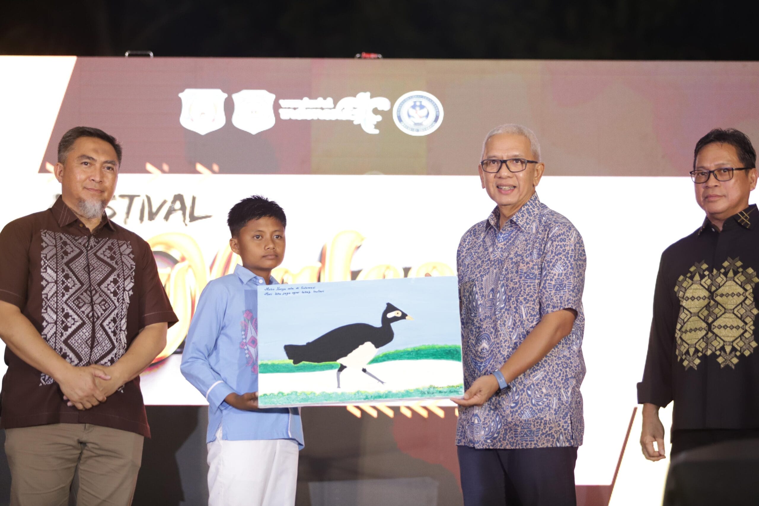 Penjabat (Pj) Gubernur Gorontalo Rudy Salahuddin saat membuka pelaksanaan Festival Maleo yang berlangsung di Danau Perintis, Kecamatan Suwawa, Kabupaten Bone Bolango, Jumat malam (15-11). (Foto: Valen)