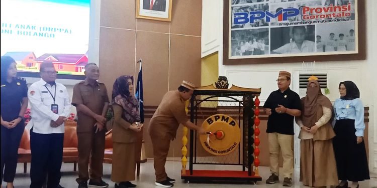 Acara dibuka secara resmi oleh Pj. Sekda Bone Bolango, Reflin Buata, dan dihadiri oleh Anggota DPRD Bone Bolango, Kepala Dinas PPA Provinsi Gorontalo, Kepala Kementerian Agama Bone Bolango, para camat, serta kepala desa. (Foto: F.Zak).