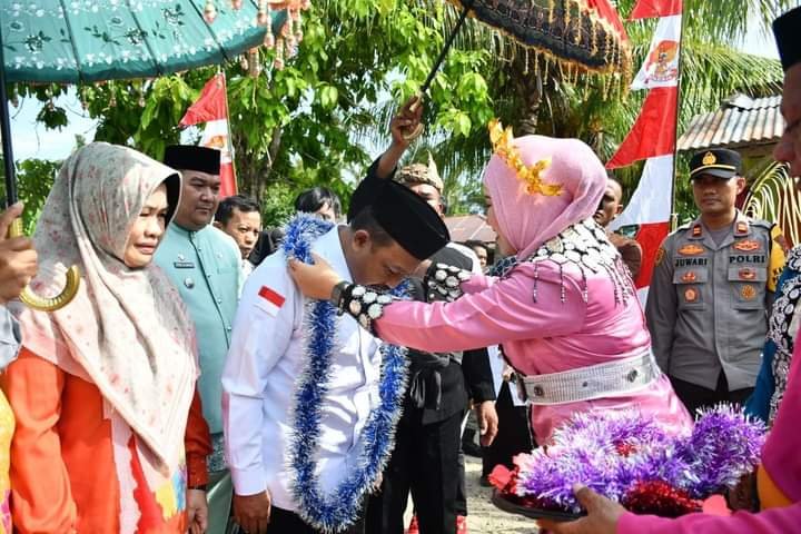 Pj. Bupati Boalemo, Sherman Moridu, didampingi oleh Pj. Ketua TP PKK Kabupaten Boalemo, Heldy Vanny Alam, meresmikan program Integritas Layanan Prima. (Foto: Prokopim Boalemo)