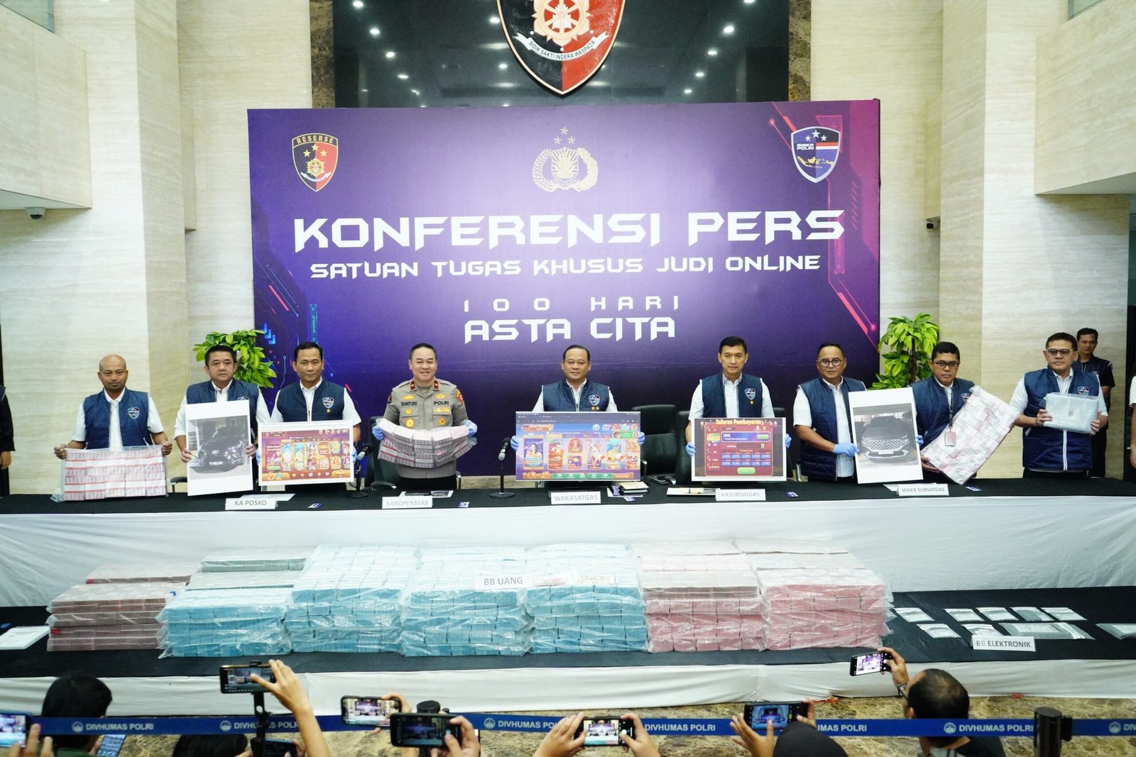 Konferensi pers di Lobi Bareskrim Polri. (Foto: Dok. Humas Polri)