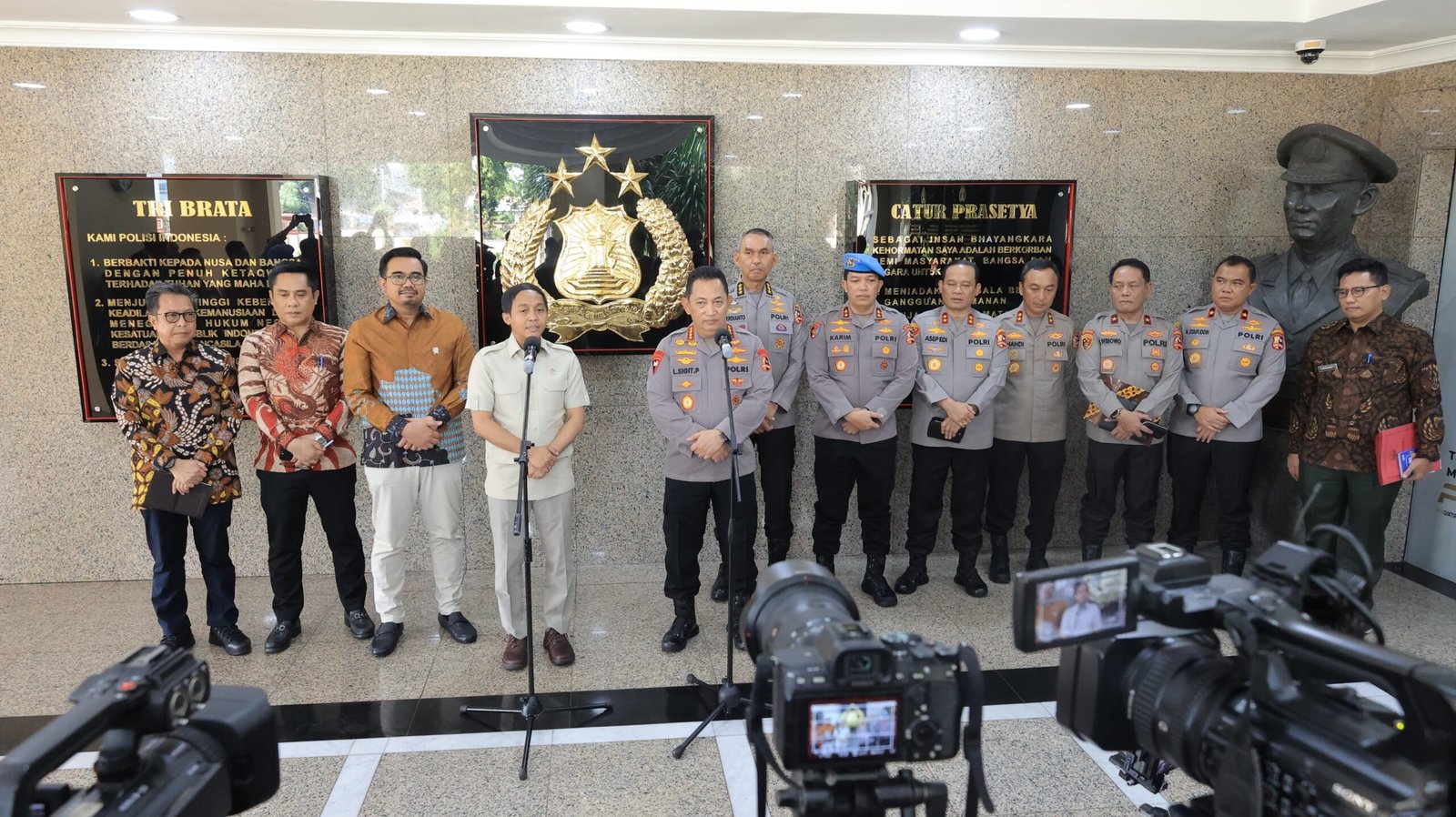 Kapolri Jenderal Listyo Sigit Prabowo menerima kunjungan Menteri Kehutanan (Menhut) Raja Juli Antoni di Mabes Polri, dalam rangka memperbaharui Nota Kesepahaman atau MoU terkait penanganan permasalahan hutan di Indonesia. (Foto: Humas Polri)
