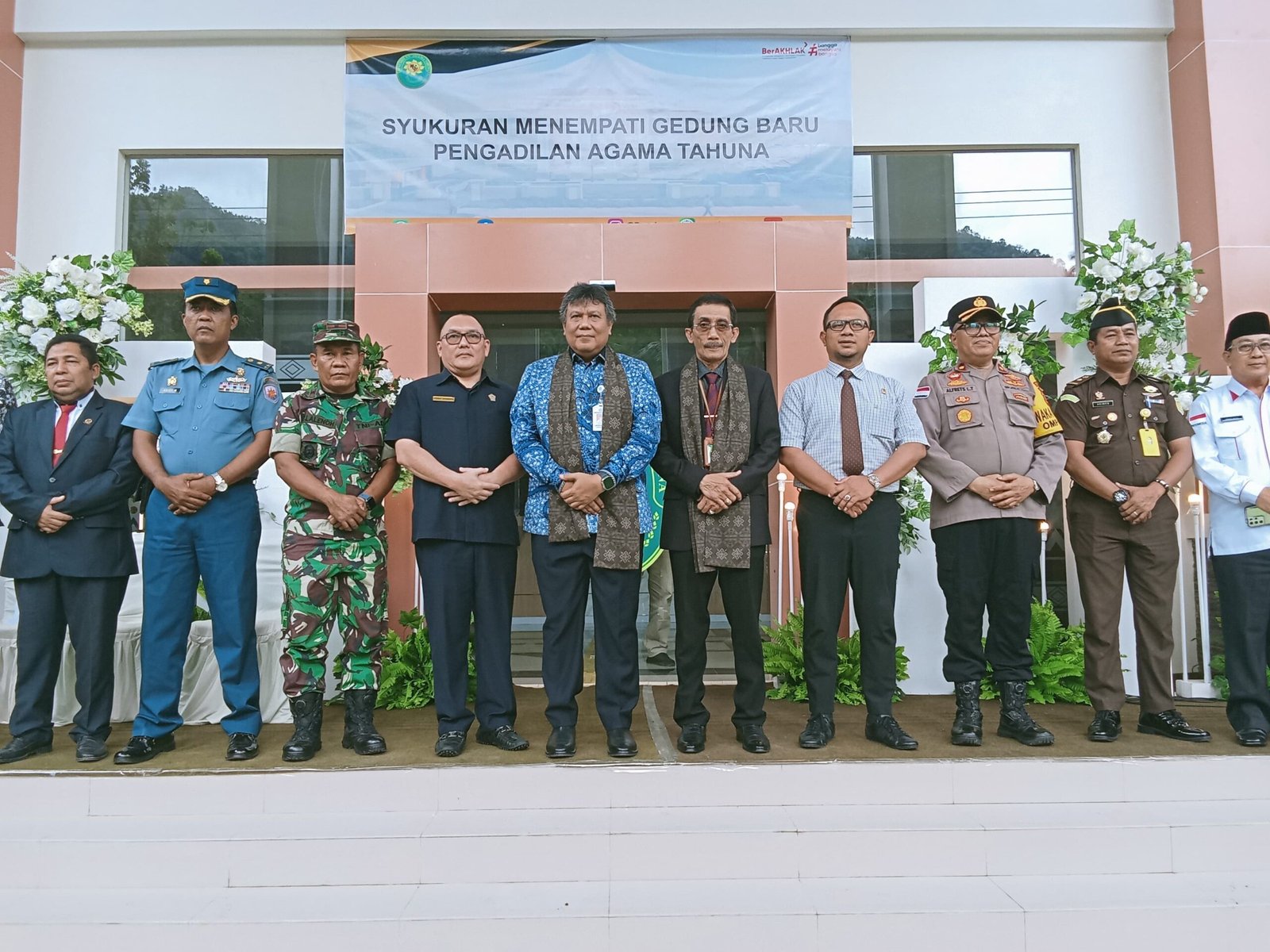 Ketua Pengadilan Tinggi Agama Manado, Drs. M. Nahiruddin bersama Pj. Bupati Sangihe, Ketua DPRD Sangihe dan unsur Forkopimda pada syukuran penggunaan gedung Pengadilan Agama Tahuns, Selasa (05-11). (Foto: ABK).