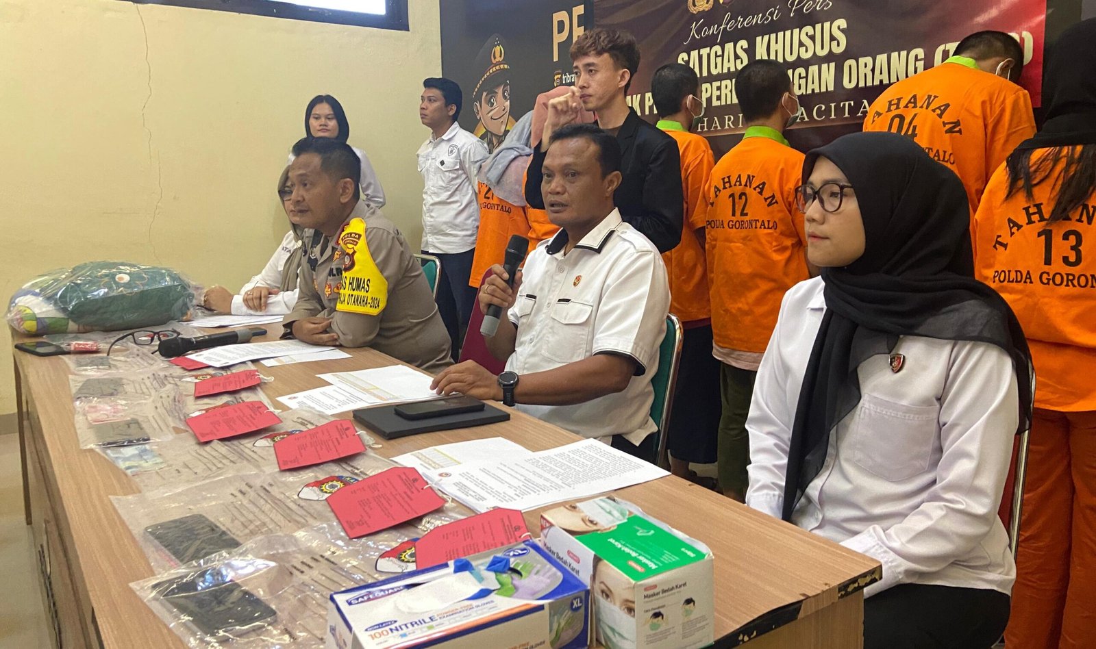 Direktur Reserse Kriminal Umum Polda Gorontalo, Kombes Pol. Nur Santiko, S.I.K., M.H., yang didampingi Kabid Humas Polda Gorontalo Kombes Pol. Desmont Harjendro A.P., S.I.K., M.T., dalam konferensi pers di Polda Gorontalo. (Foto: Humas Polda Gorontalo)