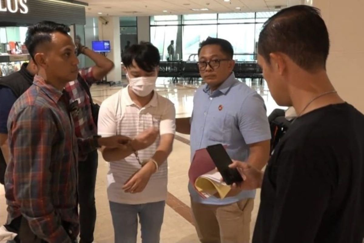 Aparat kepolisian menangkap pria berinisial I di Bandara Juanda Surabaya, Kamis (14-11). (Foto: ANTARA/HO-Polda Jatim)