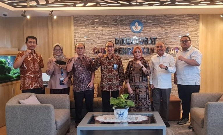 Pj Bupati dan Kepala Dinas Pendidikan Kabupaten Gorontalo Utara bersama Direktur Guru dan Ketenagaan bersama tim kerja terkait Kemendikbudristek. (Foto: Kominfo Gorut)