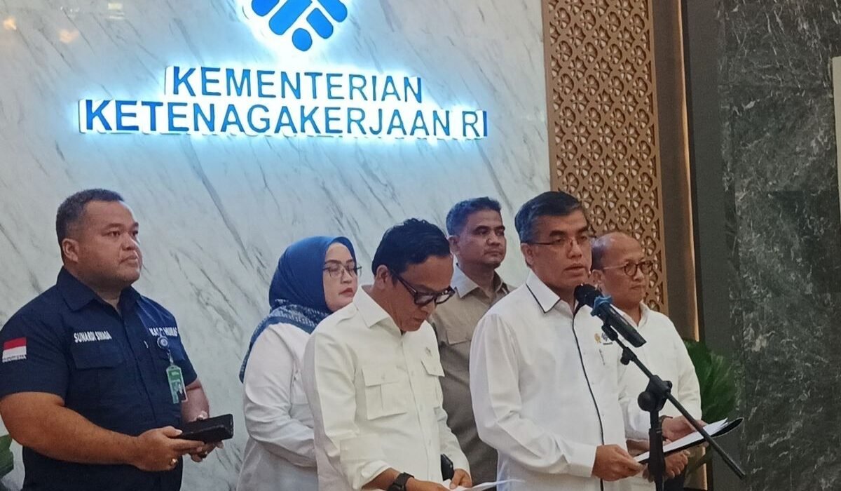 Menaker Yassierli dalam konferensi pers soal upah minimun 2025 di Kantor Kemenaker, Jakarta, Rabu (3/12/2024).(KOMPAS.com/Dian Erika)