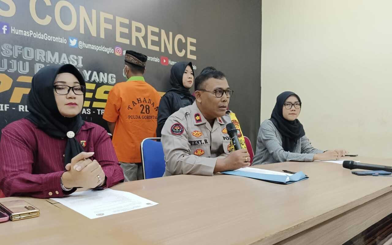 Konferensi pers kasus pencabulan anak sambung. Kamis (5-12). (Foto: Humas Polda Gorontalo).