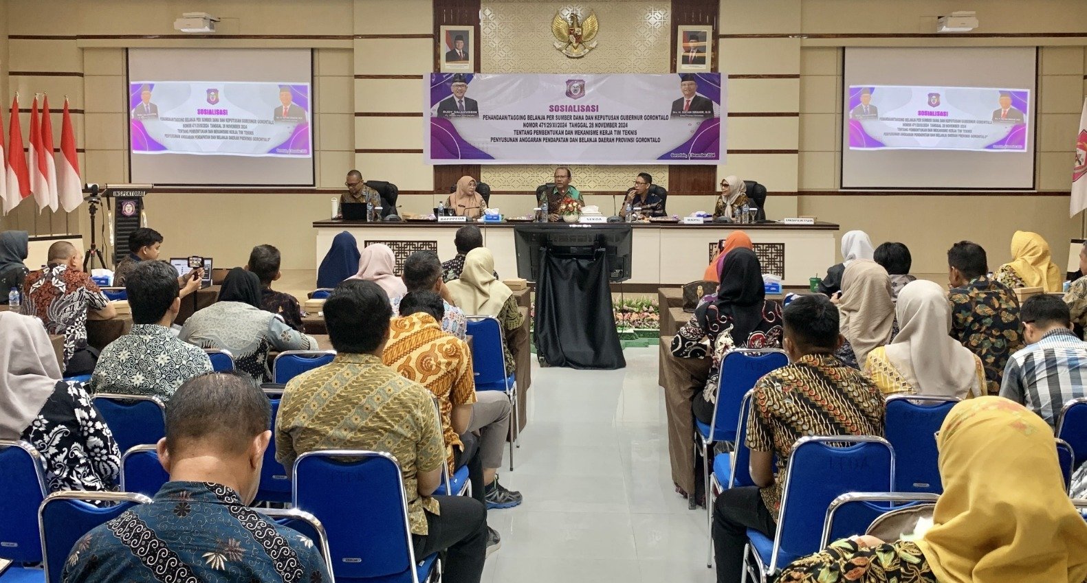 Sosialisasi penandaan/tagging belanja per sumber dana dan keputusan Gubernur Gorontalo nomor 471/29/XI/2024 tentang pembentukan dan mekanisme kerja tim teknis penyusunan Anggaran Pendapatan dan Belanja Daerah (APBD), di Aula Inspektorat Provinsi Gorontalo, Jumat (6/12/2024). (Foto : Mila)