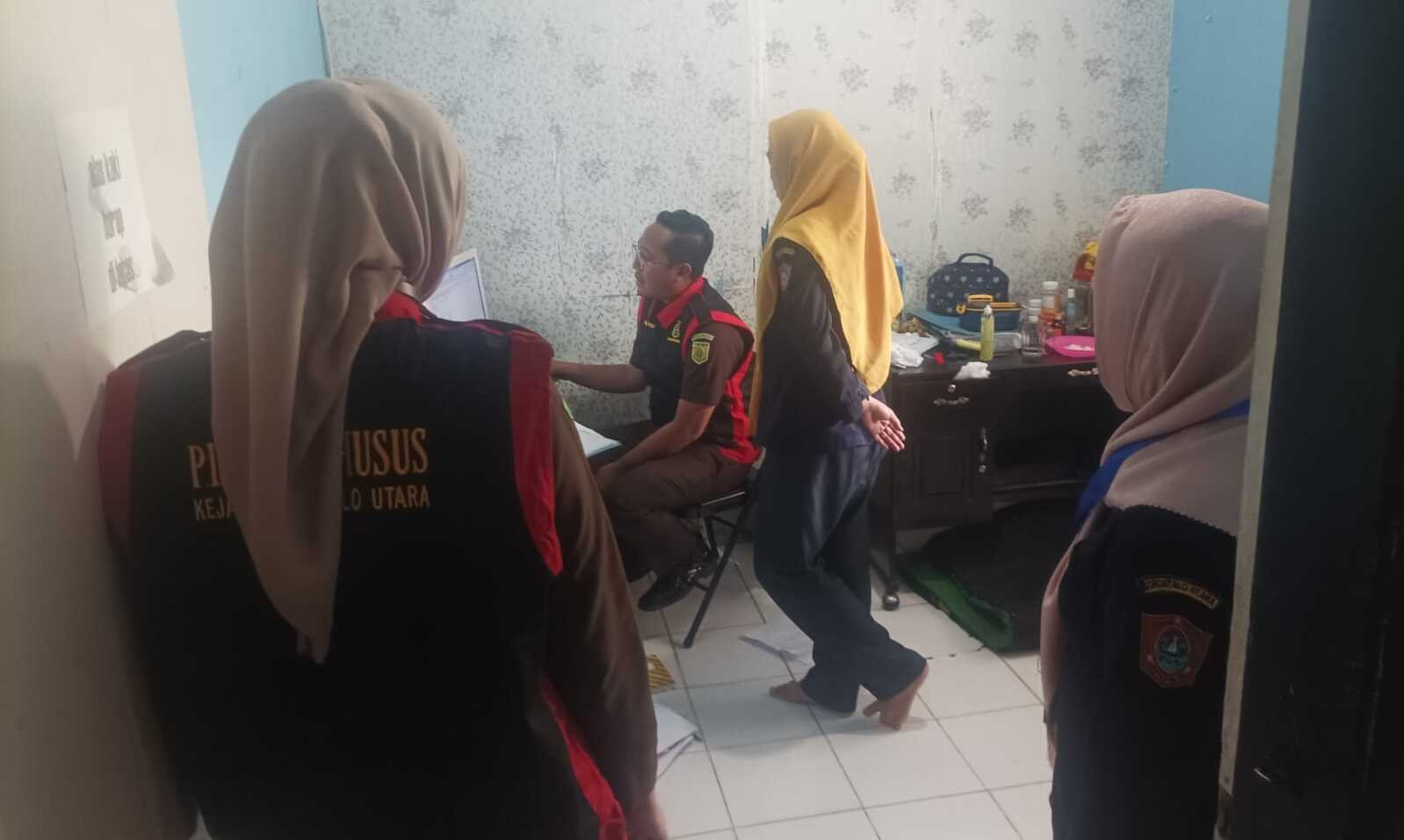 Proses penggeledahan oleh Kejaksaan Negeri Gorontalo Utara di Kantor PUDAM Titra Gerbang Emas atas dugaan tindak pidana Korupsi, Senin (9-12). (Foto: Definitif/Indra Parinding)