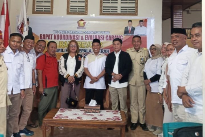 Elnino H. Moho bersama dengan Wabup Gorut terpilih dan Pengurus DPC Gerindra Gorut, Jumat (13/12/2024). (Foto: Marthen)