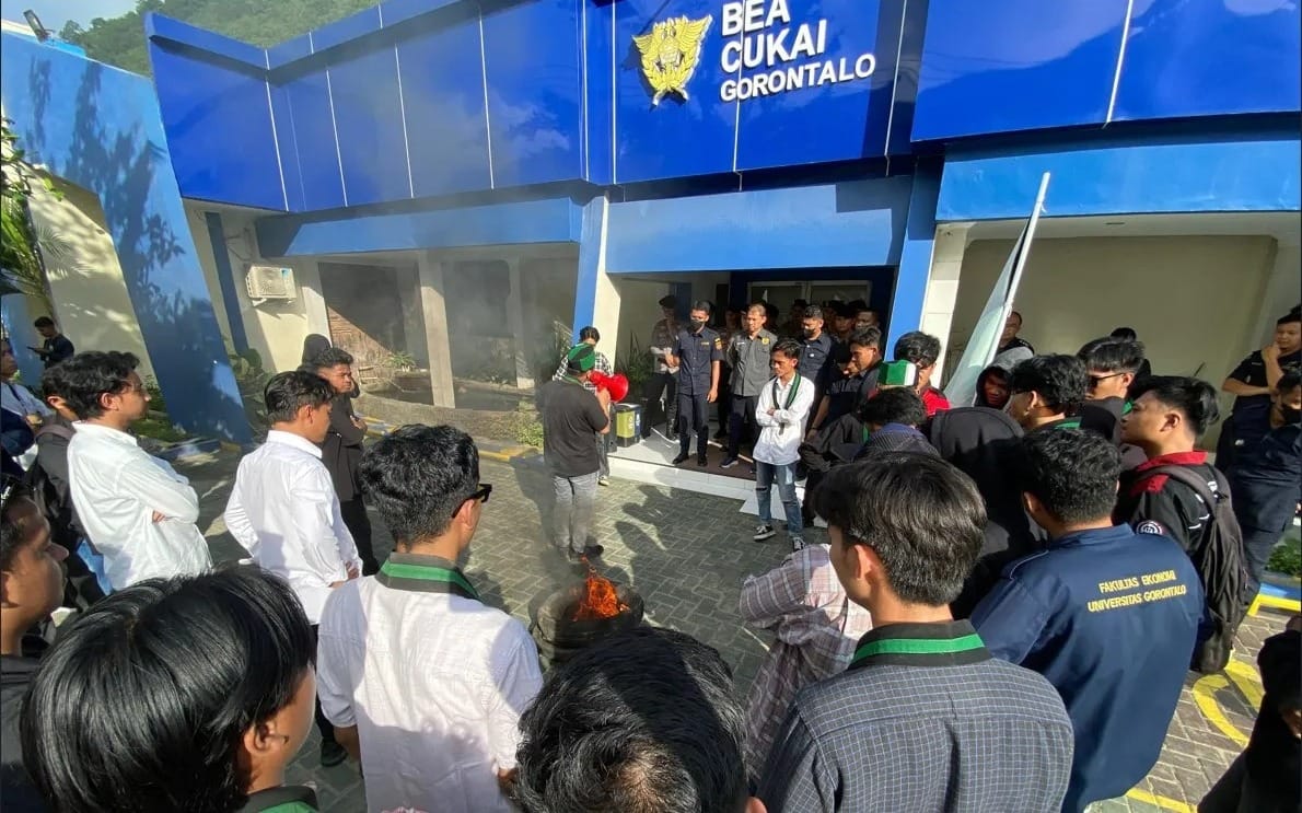 Himpunan Mahasiswa Islam (HMI) Badan Koordinasi (Badko) Sulawesi Utara dan Gorontalo (SulutGo) menggelar aksi unjuk rasa di depan kantor Bea Cukai Gorontalo. (Foto: Dok. Ist)