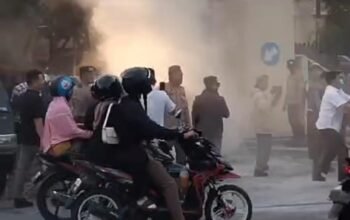 Aksi unjuk rasa mahasiswa di depan Polda Gorontalo, Senin sore (23-12). (Foto: Dok. Istimewa)