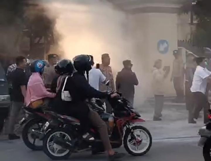 Aksi unjuk rasa mahasiswa di depan Polda Gorontalo, Senin sore (23-12). (Foto: Dok. Istimewa)