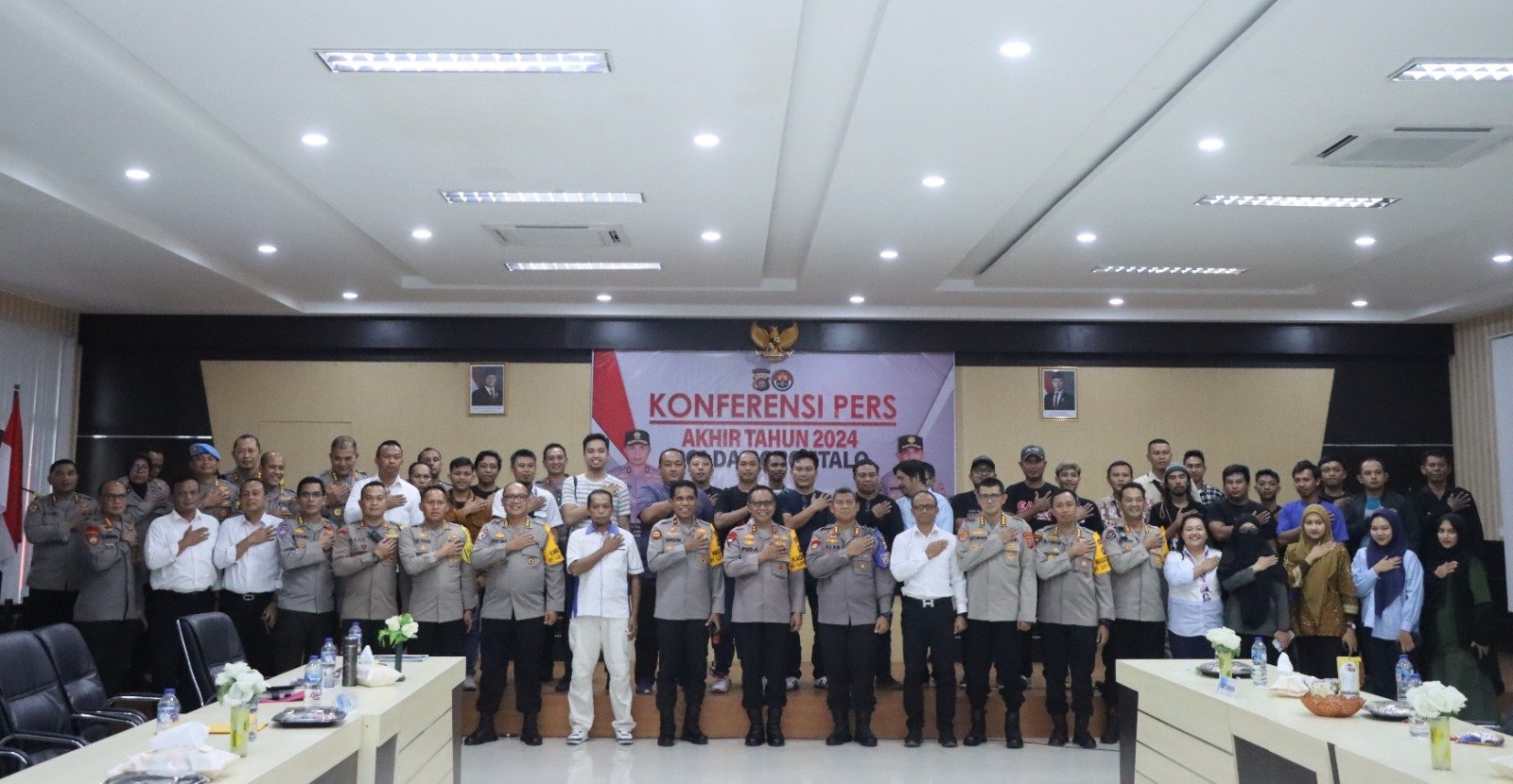 Foto Bersama Kapolda bersama jajaran dengan wartawan yang hadir dalam Konferensi Pers Akhir Tahun Polda Gorontalo. (Foto: Dok.Humas Polda Gorontalo)