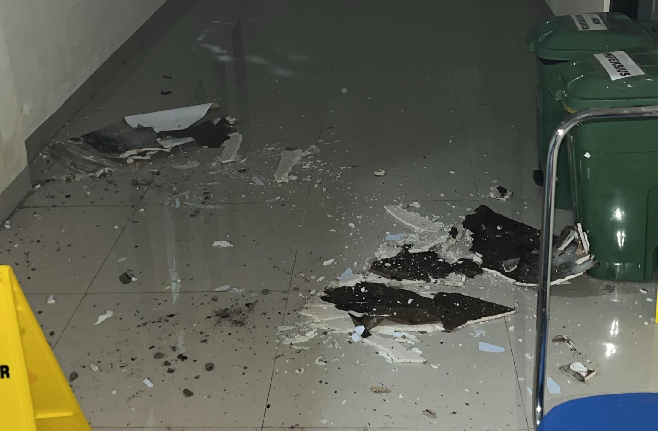 Material dari ambruknya plafon di gedung laboratorium RS Zus. (Foto: Dok. Ist)