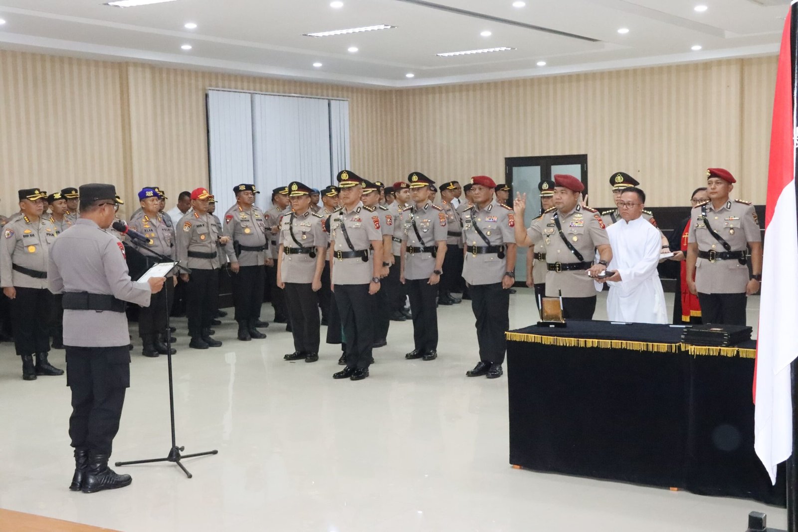 Kapolda Gorontalo, Irjen Pol. Drs. Pudji Prasetijanto Hadi, M.H., memimpin upacara serah terima jabatan pejabat utama polda gorontalo. (Foto: Humas Polda Gorontalo)