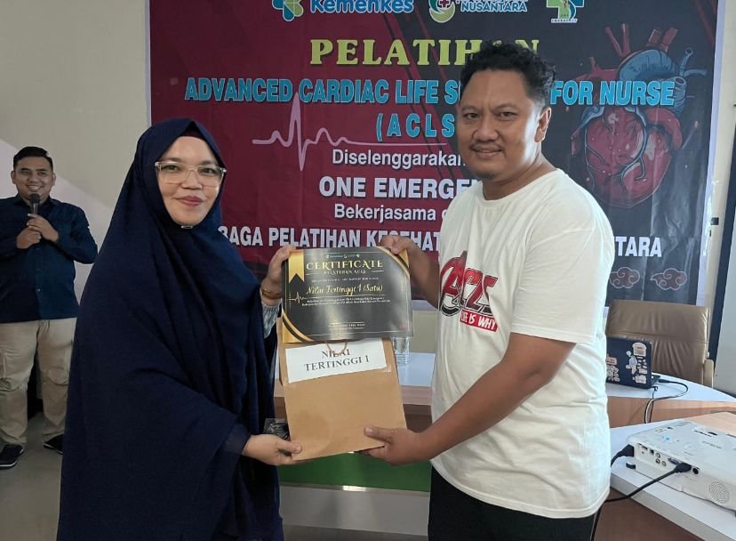 RSUD dr. Hi Zinal Umar Sidiki Berikan Apresiasi kepada Peserta Terbaik Pelatihan ACLS. (Foto: Dok. Ist)