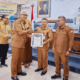 Asisten II Setda Gorontalo Utara, Ayis Yusuf, menerima penghargaan atas predikat terbaik dalam penyerapan APBD 2024 pada aplikasi E-Monep. (Foto: Kominfo - Gorut)