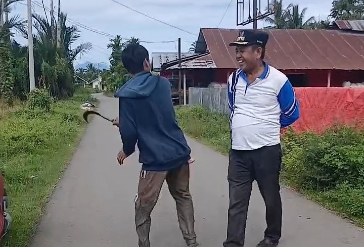 Susana Kepala Desa Cisadane yang diancam senjata tajam oleh warganya. (Foto: Ist)