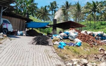 Warga Keluhkan Asap Pabrik Arang, Diduga Tak Berizin. (Foto: Gotimes.id)