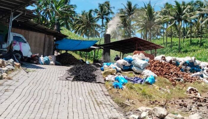 Warga Keluhkan Asap Pabrik Arang, Diduga Tak Berizin