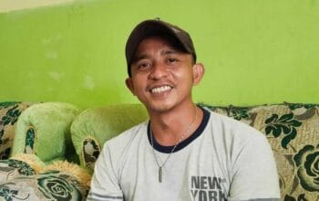 Rimanto Bumulo, pemilik usaha pengolahan arang tampurung di Desa Iloponu, Kecamatan Tibawa, Kabupaten Gorontalo. (Foto: Gotimes.id)
