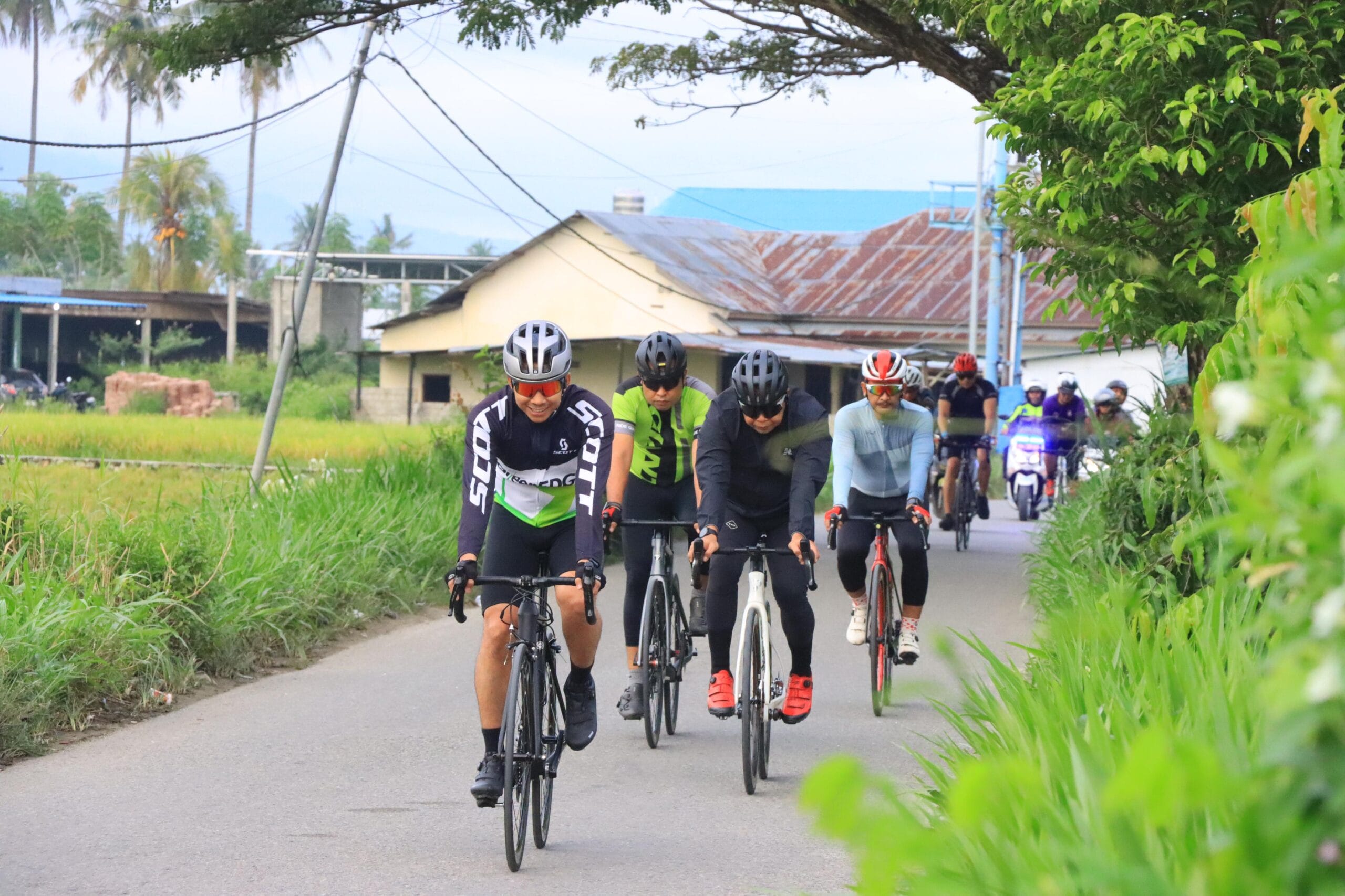 Kapolda Gorontalo Pantau Kamtibmas dengan Gowes Pagi. (Foto: Humas Polda Gorontalo)