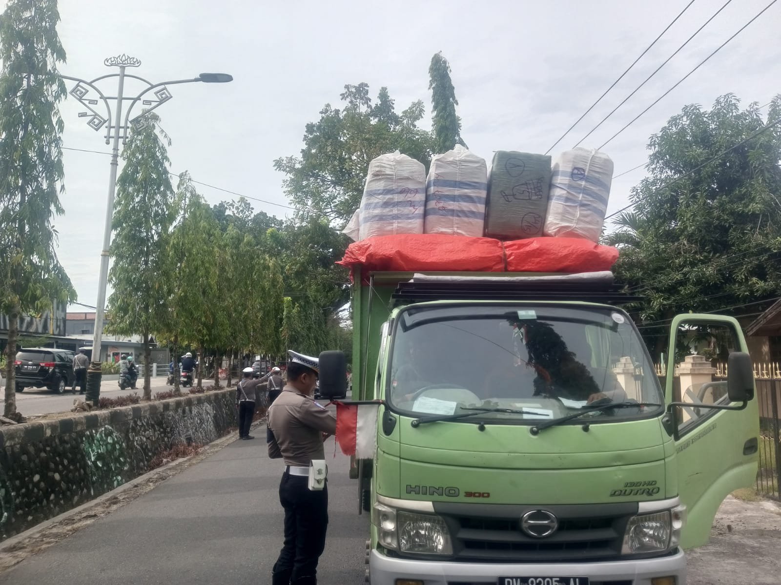 Ditlantas Polda Gorontalo Tindak Truk Bermuatan Berlebih dalam Operasi Otanaha 2025. (Foto: Humas Polda Gorontalo)