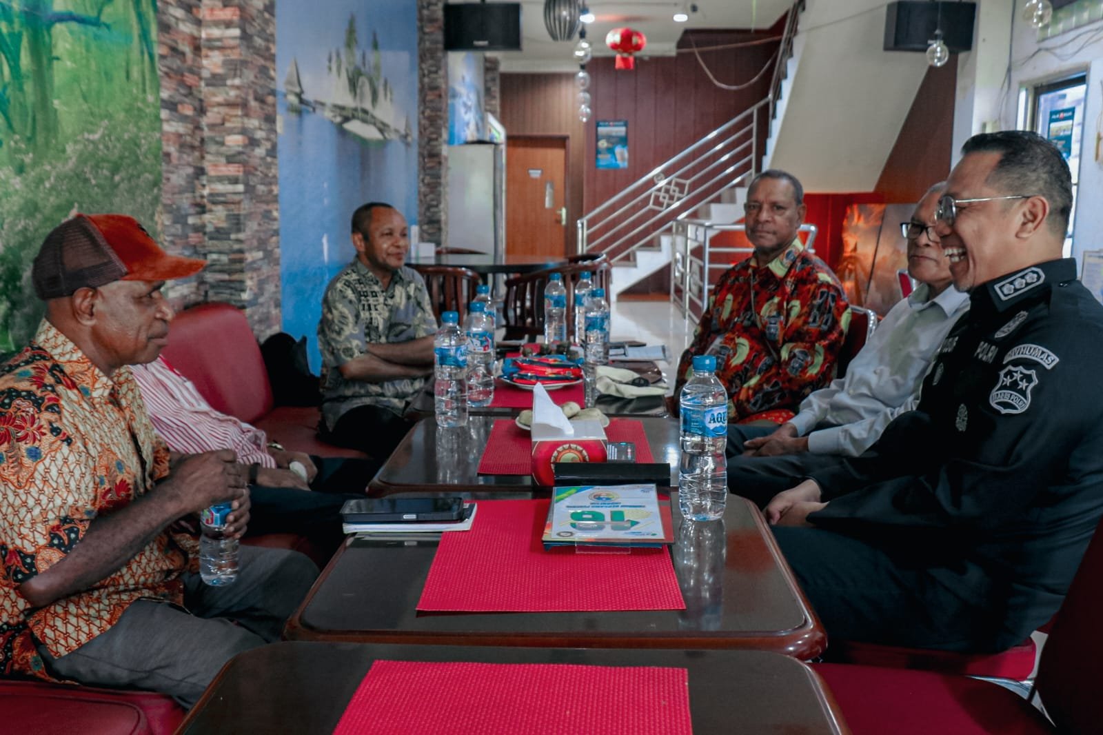 Kasatgas Humas Ops Damai Cartenz 2025 Temui Tokoh Papua, Perkuat Sinergi Keamanan. (Foto: Humas Polri)