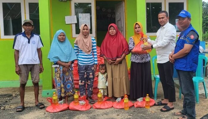 Ketua Fraksi PDIP DPRD Gorut Salurkan Bantuan untuk Korban Banjir di Molonggota