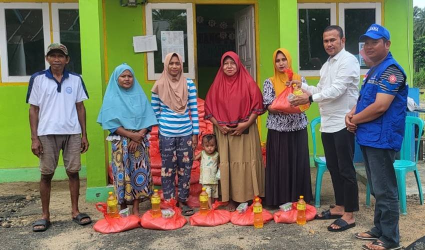 Ketua Fraksi PDIP DPRD Gorut Salurkan Bantuan untuk Korban Banjir di Molonggota. (Foto: AM. Budiman)