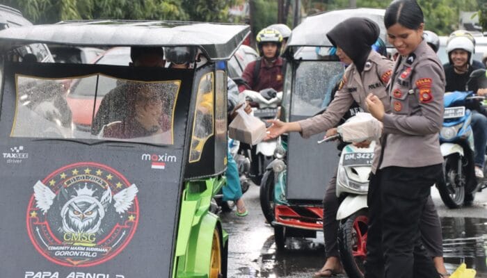 Hangatkan Ramadan, Bid Humas Polda Gorontalo Bersama Insan Pers Berbagi Takjil