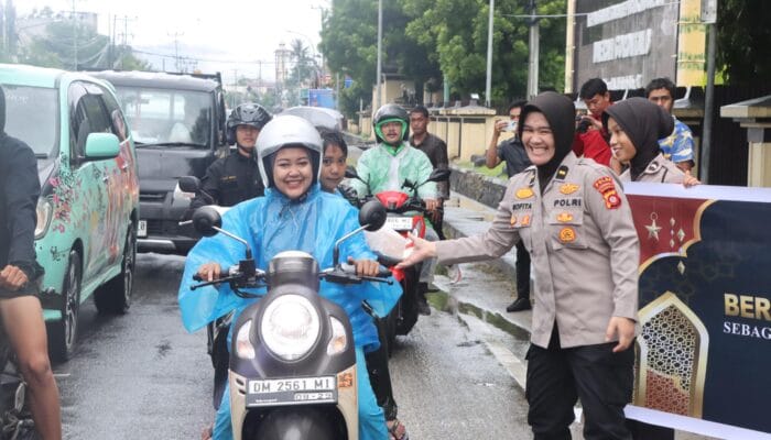 Kaget Dikira Razia, Pengendara di Gorontalo Malah Dapat Takjil dari Polwan