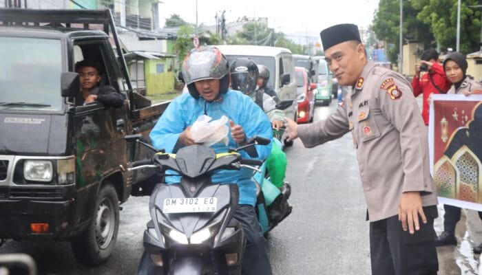 Ramadan Berkah, Wakapolda Gorontalo dan PJU Turun ke Jalan Bagikan Takjil