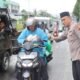 Ramadan Berkah, Wakapolda Gorontalo dan PJU Turun ke Jalan Bagikan Takjil. (Foto: Humas Polda Gorontalo)