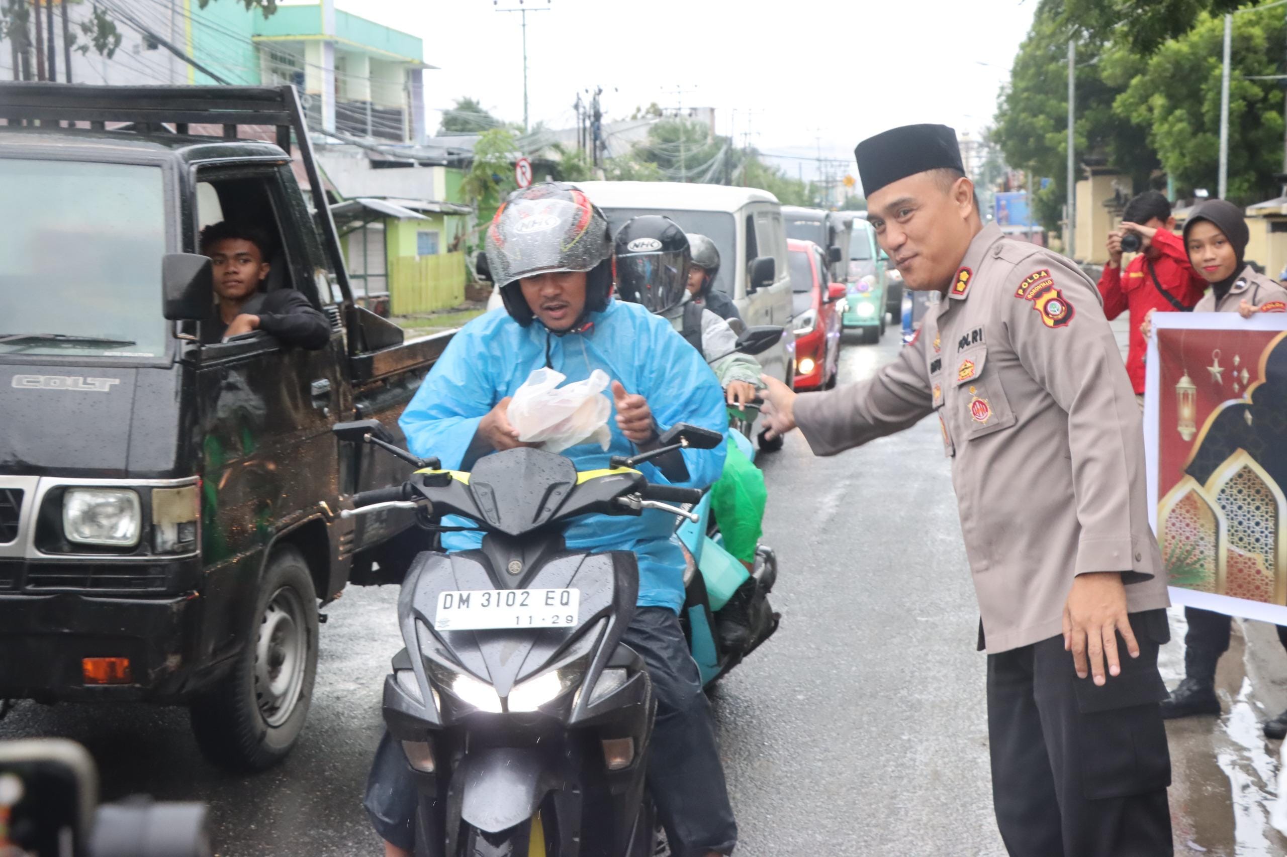 Ramadan Berkah, Wakapolda Gorontalo dan PJU Turun ke Jalan Bagikan Takjil. (Foto: Humas Polda Gorontalo)