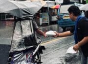 Ramadan Berkah, Mapala Mohuyula UMGO Bagikan Takjil untuk Pengendara