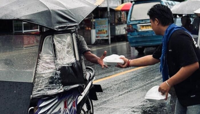 Ramadan Berkah, Mapala Mohuyula UMGO Bagikan Takjil untuk Pengendara