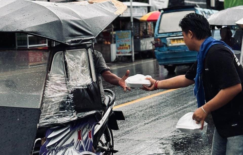 Ramadan Berkah, Mapala Mohuyula UMGO Bagikan Takjil untuk Pengendara. (Foto : Dok. Istimewa)
