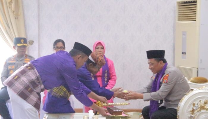 Kapolda Gorontalo Irjen Pol R. Eko Wahyu Prasetyo Disambut Adat Mopotilolo