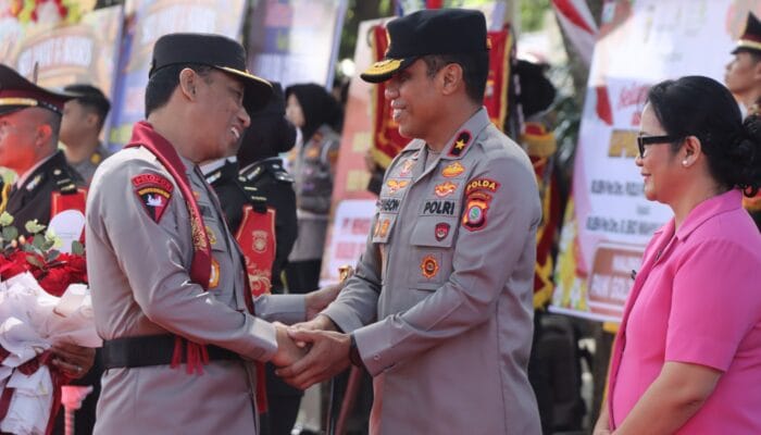 Jajar Penghormatan dan Tradisi Pedang Pora Sambut Kedatangan Irjen Pol. Drs. R. Eko Wahyu Prasetyo di Mapolda Gorontalo
