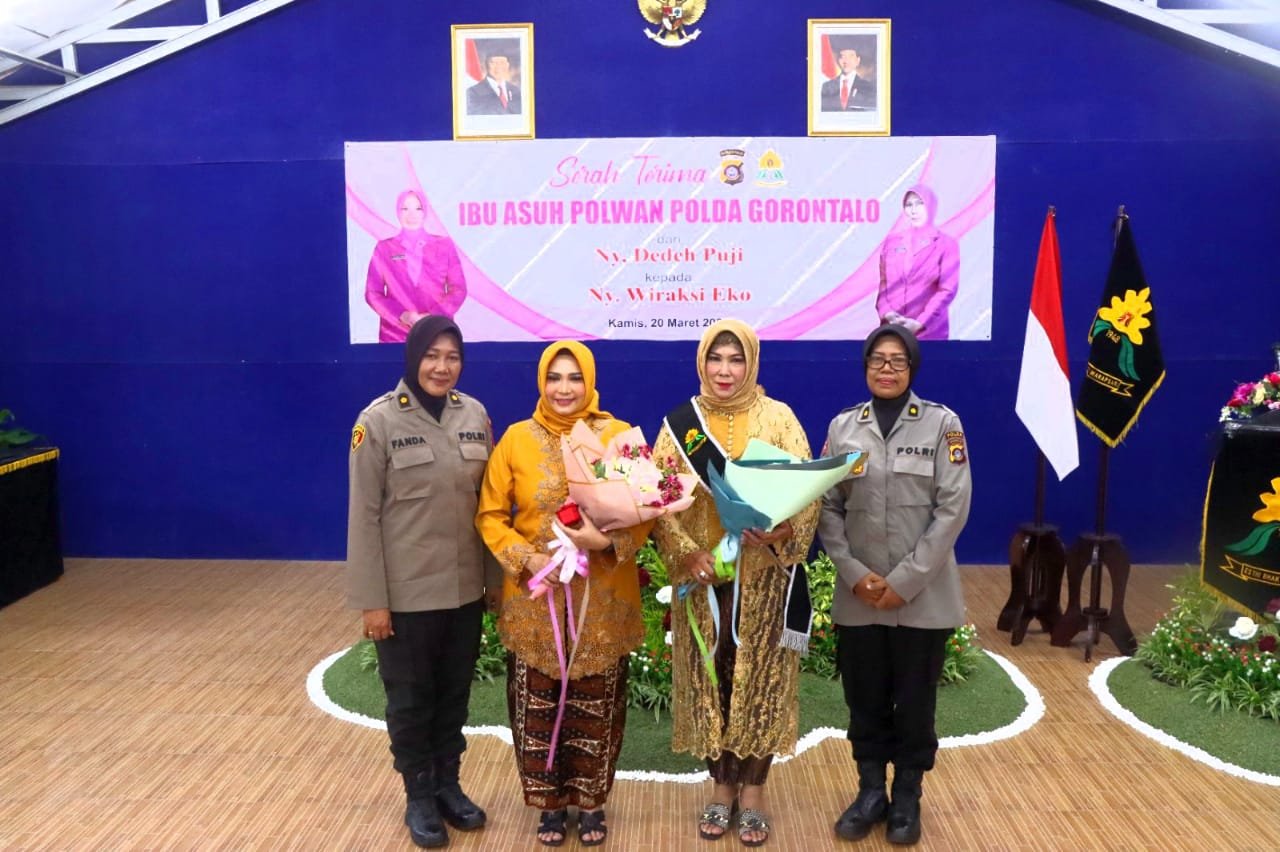 Resmi, Ny. Wiraksi Eko Jadi Ibu Asuh Polwan Polda Gorontalo. (Foto: Humas Polda Gorontalo)